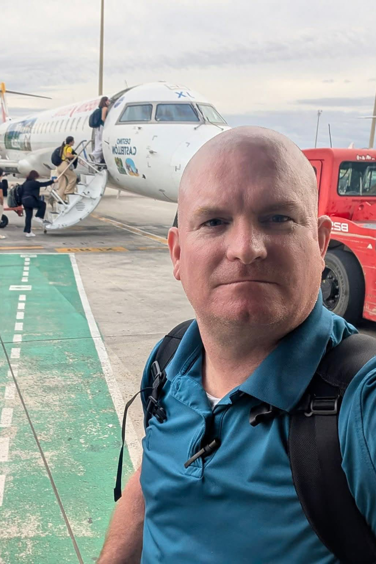 Michael McGill take a selfie before board a plane